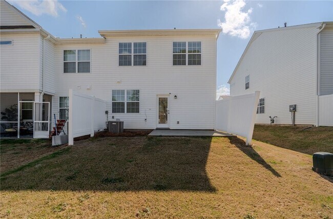 Building Photo - 14 Loebner Ln