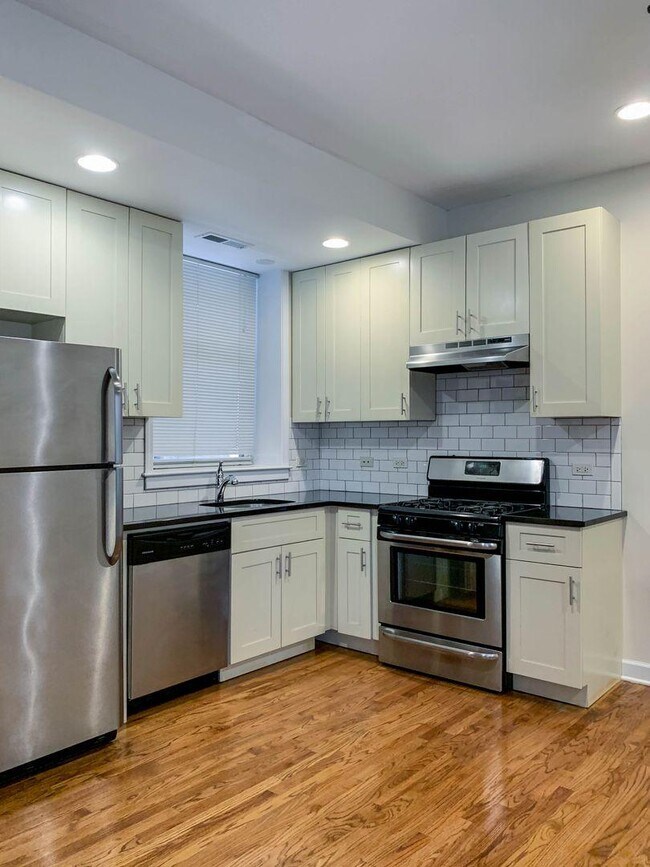 Building Photo - 2 bedroom in Chicago IL 60657