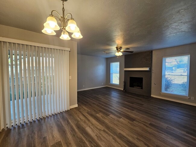 Building Photo - (3) Bed/(1.5) Bath in Noble Avail NOW!