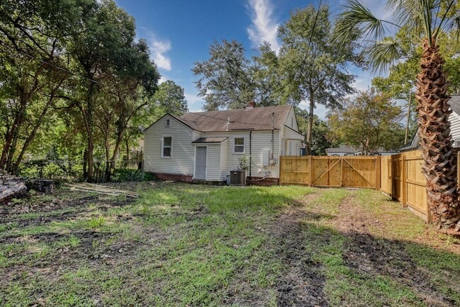 Building Photo - Renovated 2 bdrm home in East Savannah