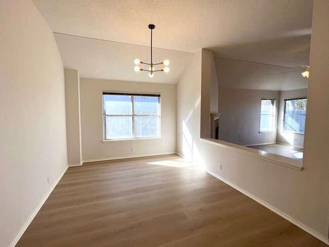 Building Photo - Single Story 4 Bedrooms 2 Bathrooms Home for Rent in Prime Northwest of Austin Location, nearby A...