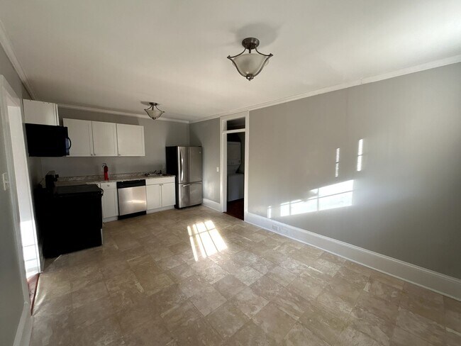 Building Photo - Move-In Ready Home with Spacious Backyard & Prime Location