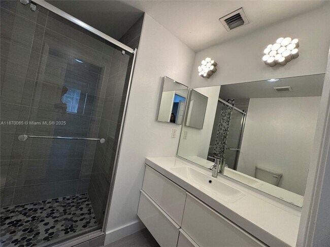 Building Photo - 8020 N Nob Hill Rd