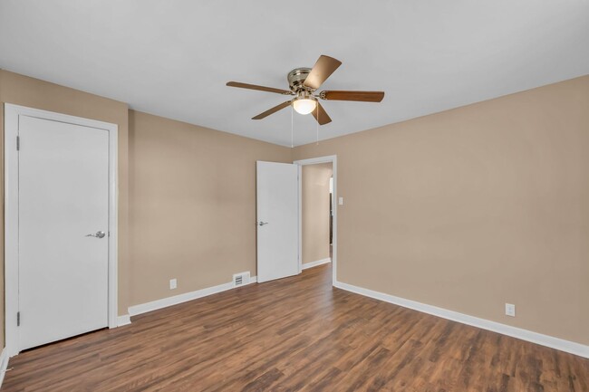 Building Photo - Welcome to this charming two-bedroom in Ho...