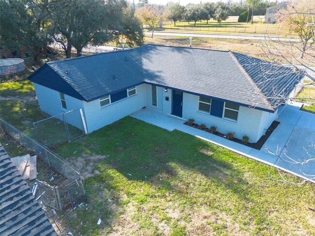 Building Photo - 5502 Elm Tree Dr