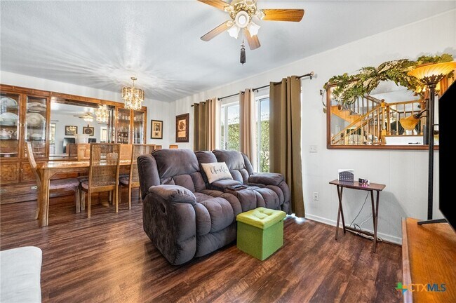 Building Photo - 619 Strings Dr