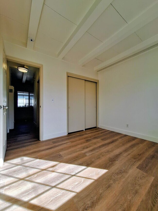 Building Photo - 1652 Crucero Dr