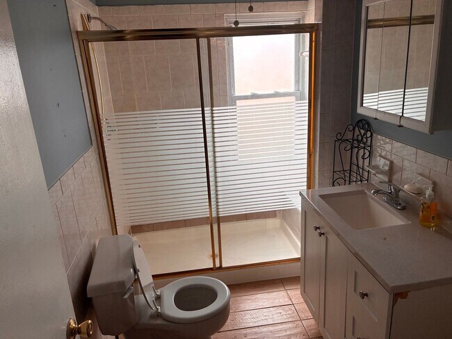 Building Photo - Charming 2BR House in Gibbstown
