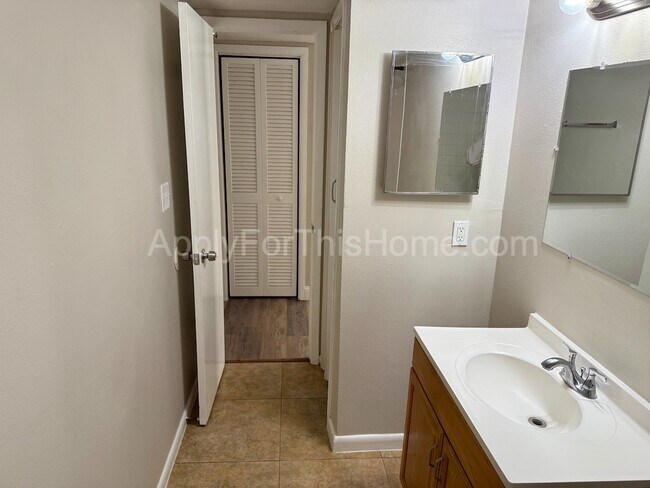 Building Photo - 2 Bedroom Apartment - Busch Gardens Area