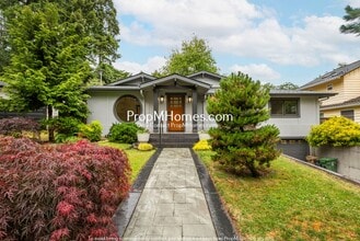 Building Photo - Unique Luxury Three Bedroom Home in Hallinan!