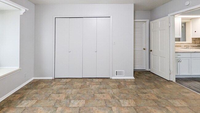 Building Photo - 3 Bedroom Home Preleasing for August 2026! Short Walk from Ball State's Campus! Updated & Spaciou...