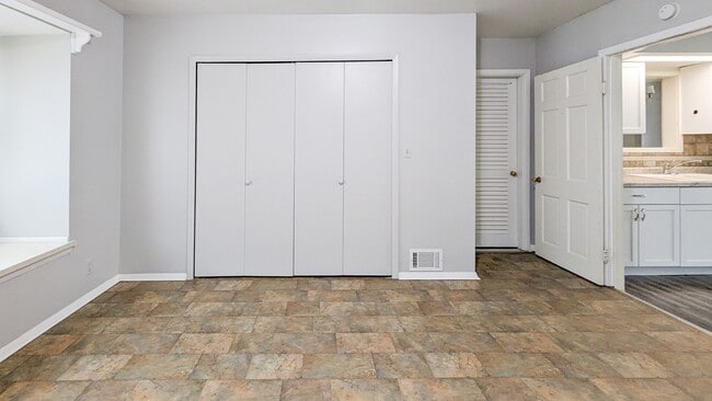 Building Photo - Short Walk from Ball State's Campus! Updated & Spacious home!