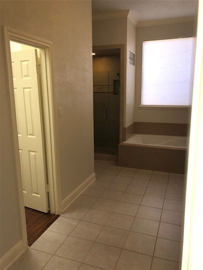 Building Photo - 10310 Chevy Chase Dr