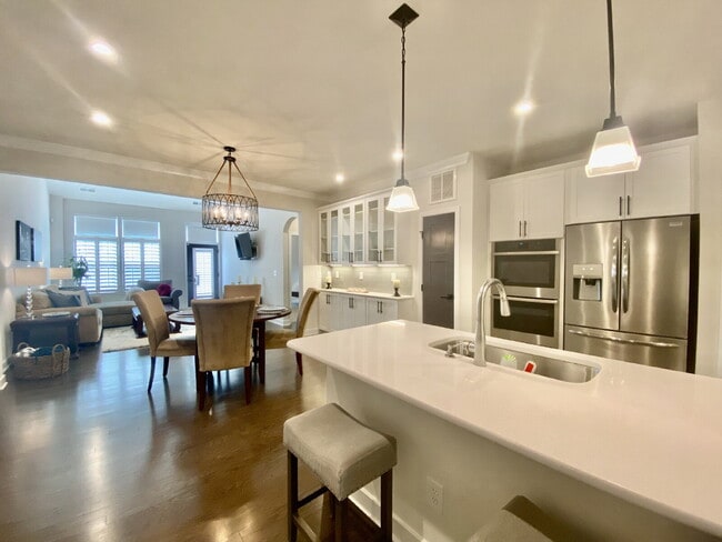 Building Photo - GORGEOUS TOWNHOME IN SOUTH PARK