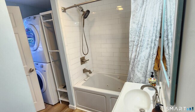 Building Photo - 1555 Byam Rd