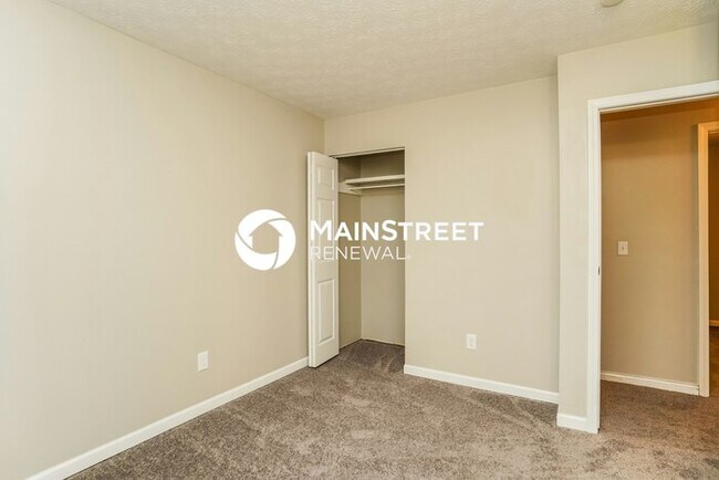 Building Photo - 3 Bedroom Pet-Friendly Home in COLUMBUS, OH with Main Street Renewal