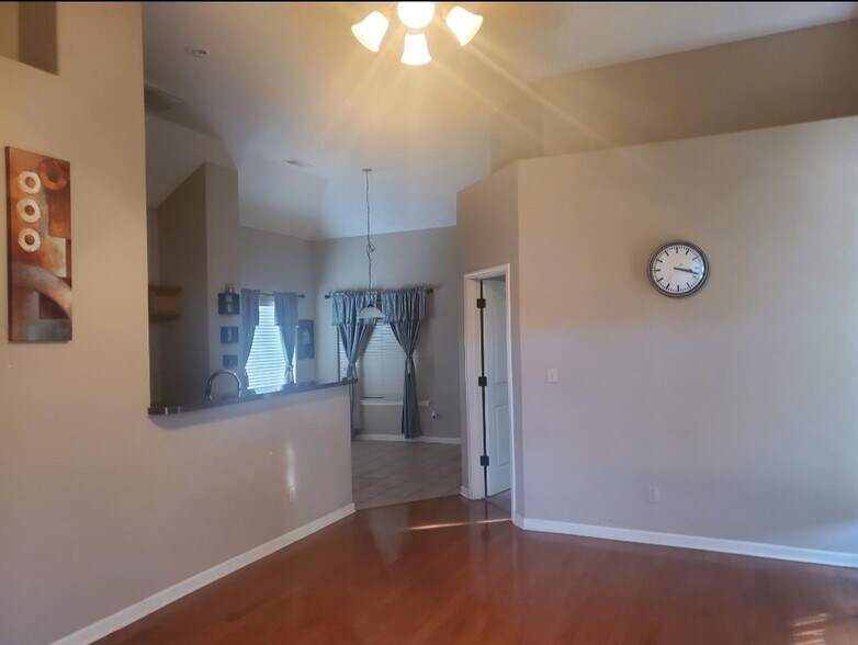 Building Photo - 7899 Rushmeade Cir N