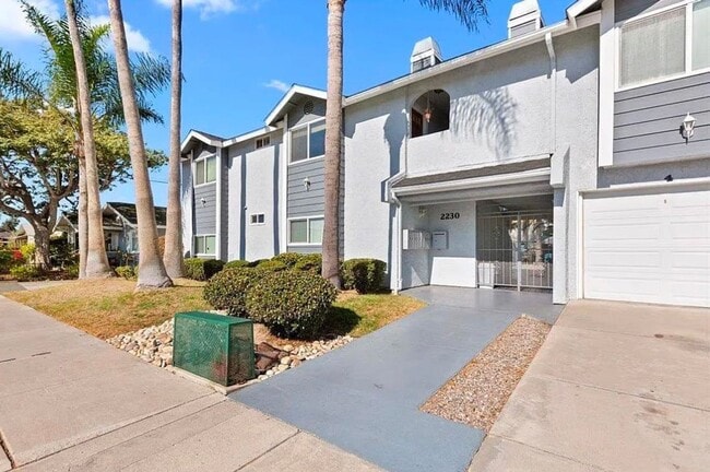 Building Photo - Beautiful 2 BD, 1.5 BA condo w/1 car detached garage for rent in University Heights!