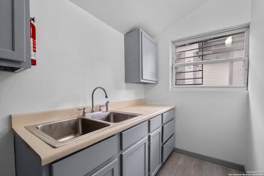 Building Photo - 302 E Cevallos