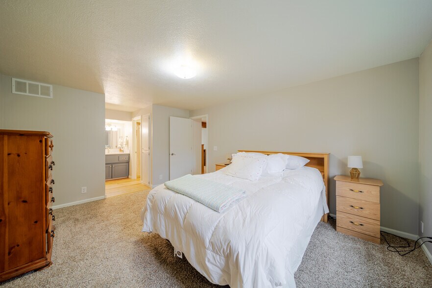 Building Photo - 3124 S Falling Brook Ln