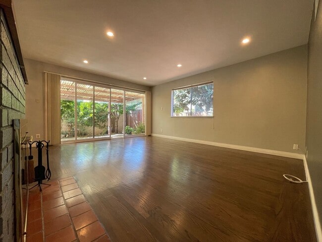 Building Photo - Nice and clean three bedrooms and two bath...
