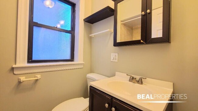 Building Photo - 0 bedroom in CHICAGO IL 60657