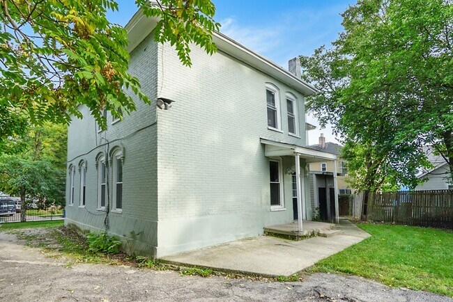Building Photo - Three Bedroom Unit Near Downtown Grand Rap...