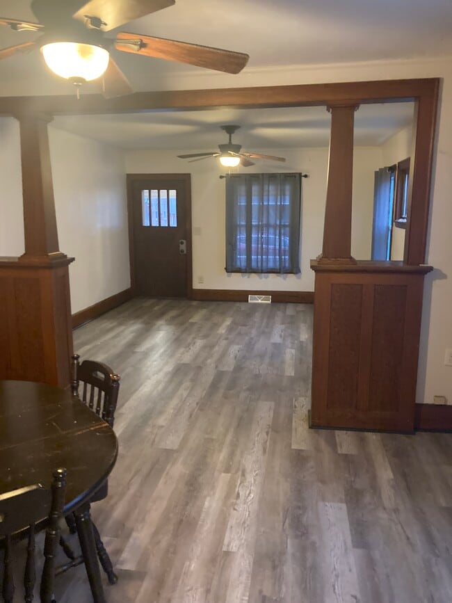 Building Photo - 1416 St Lawrence Ave