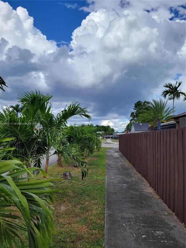 Building Photo - 12764 SW 46th Ln