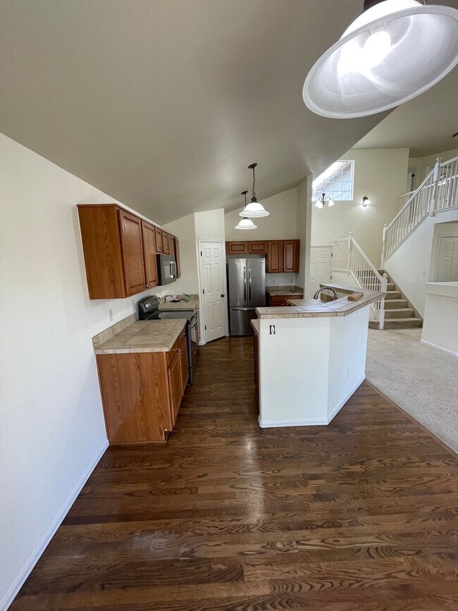 Building Photo - 4 Bedroom 3 Bathroom Home Available now!