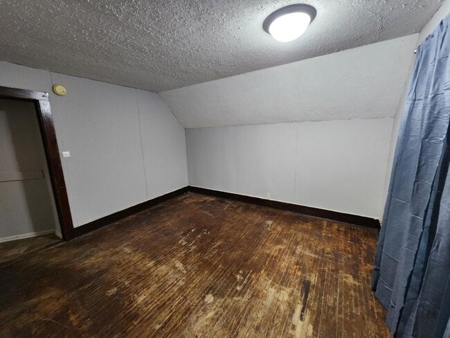 Building Photo - 460 Rose Ln NE