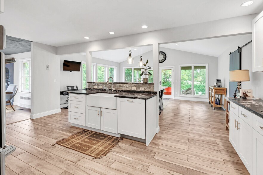 Building Photo - 26 Pearsall Pl