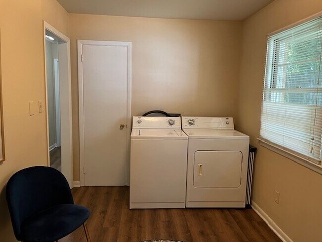 Building Photo - Charming Chapel Hill Cottage Near UNC with Spacious Backyard