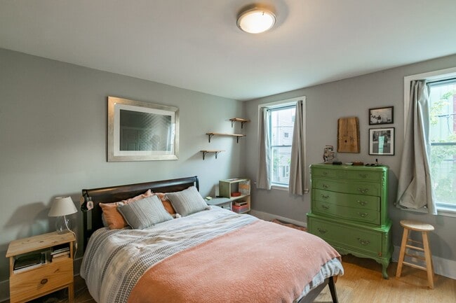 Building Photo - Two Bed East Kensington Townhouse