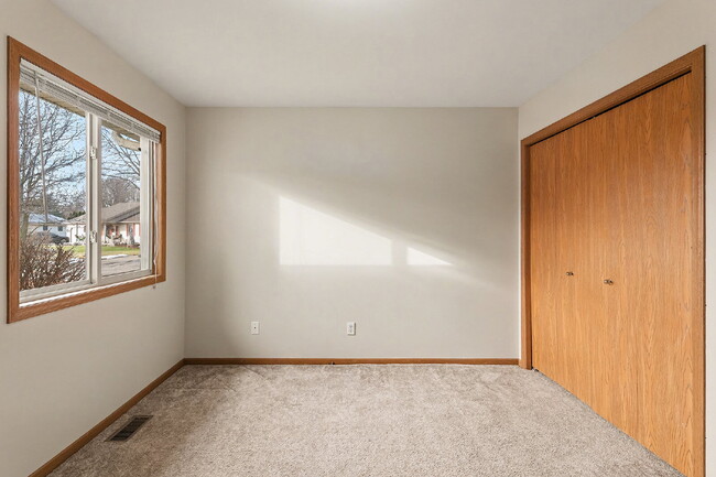 Building Photo - 2 bedroom Duplex for Rent - $1250/Month