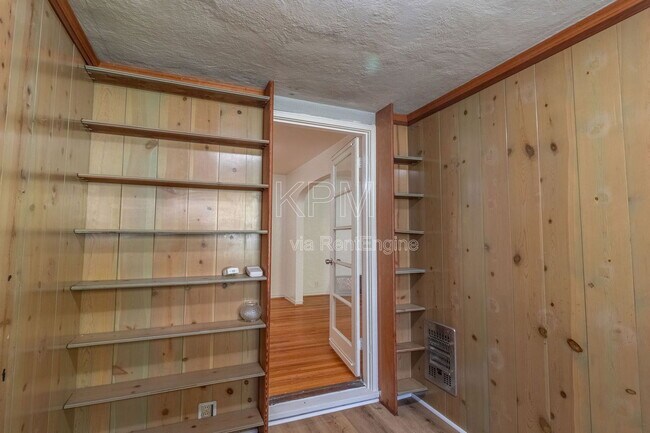 Building Photo - 966 W Mariposa Ave