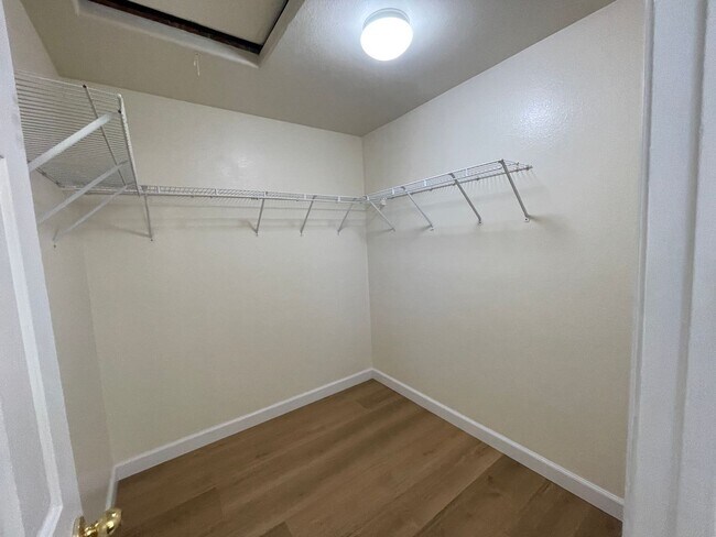 Building Photo - Apple Valley Home in The Vineyards- 3 Bedrooms, 2 Bathrooms, 2 Car Garage, New Flooring