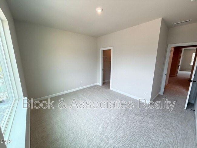 Building Photo - 216 Oak Summit Pl