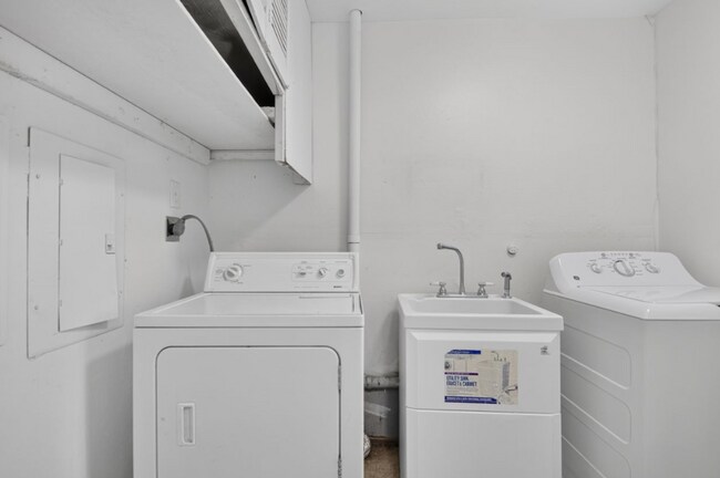 Building Photo - Midtown Living with Modern Conveniences – Prime Little Rock Location!