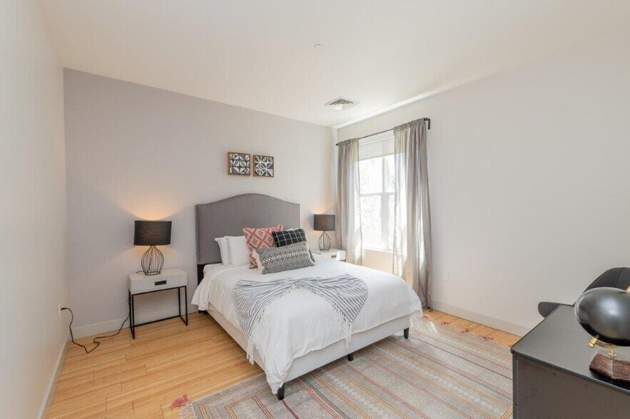 Building Photo - 320 D St