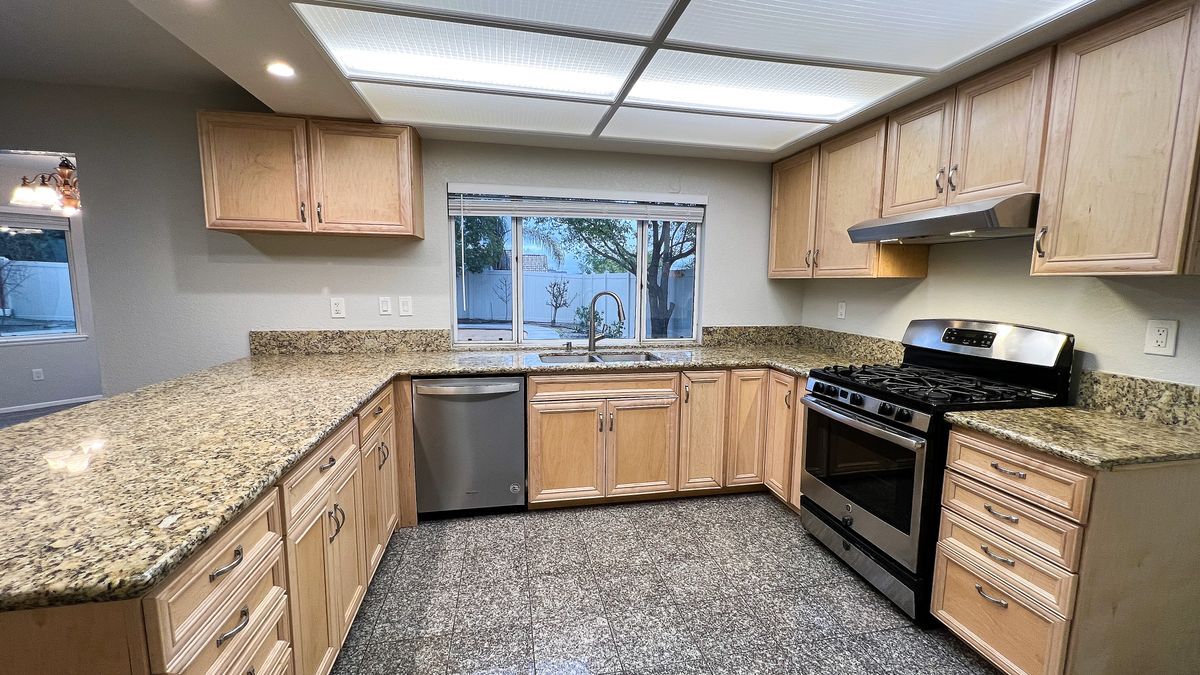 Building Photo - 8558 Sandhill Dr