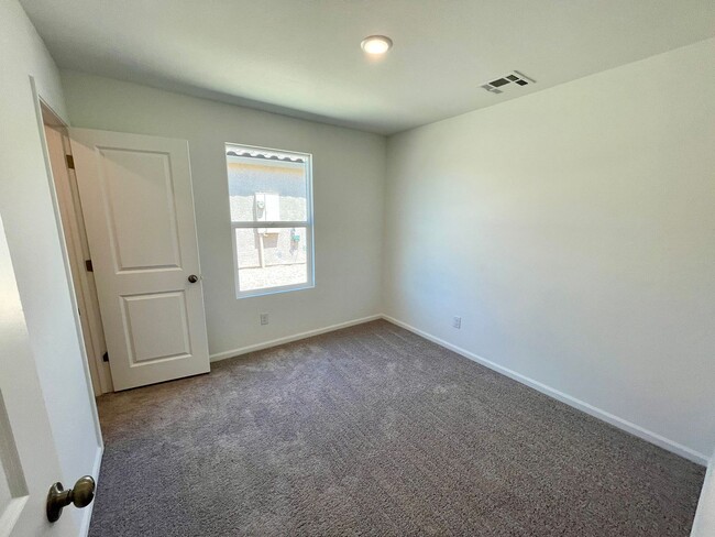 Building Photo - Beautiful New 3 Bedroom Home in the New Ra...