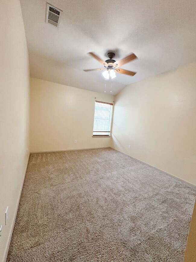 Building Photo - 3 bed, 2 bath duplex in Burleson