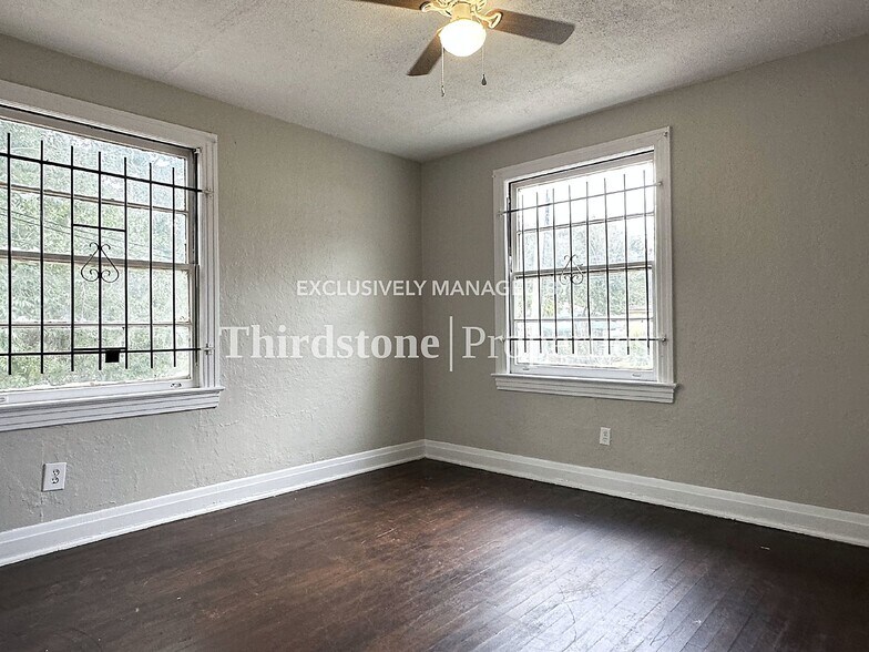 Building Photo - 562 W 49th St