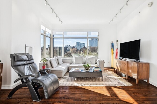 Building Photo - 2211 Briarglen Dr