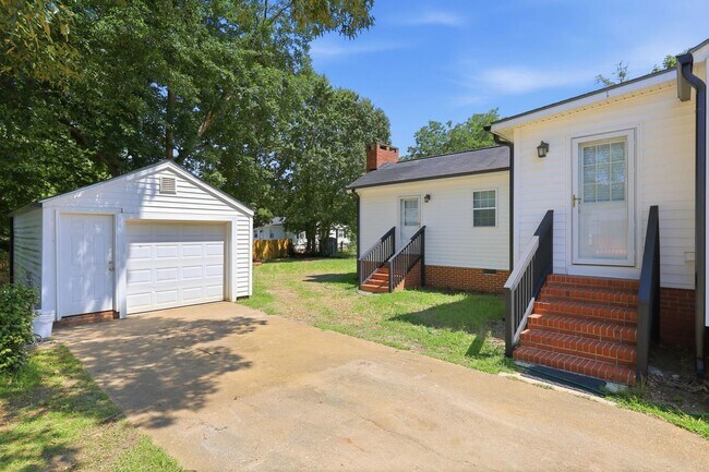 Building Photo - Modern Updates in this Classic 3bedroom/2.5 Bath Home in Erwin