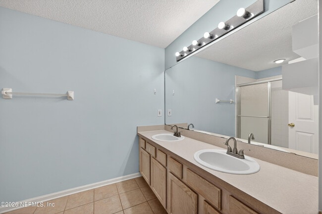 Building Photo - 13727 Richmond Park Dr N