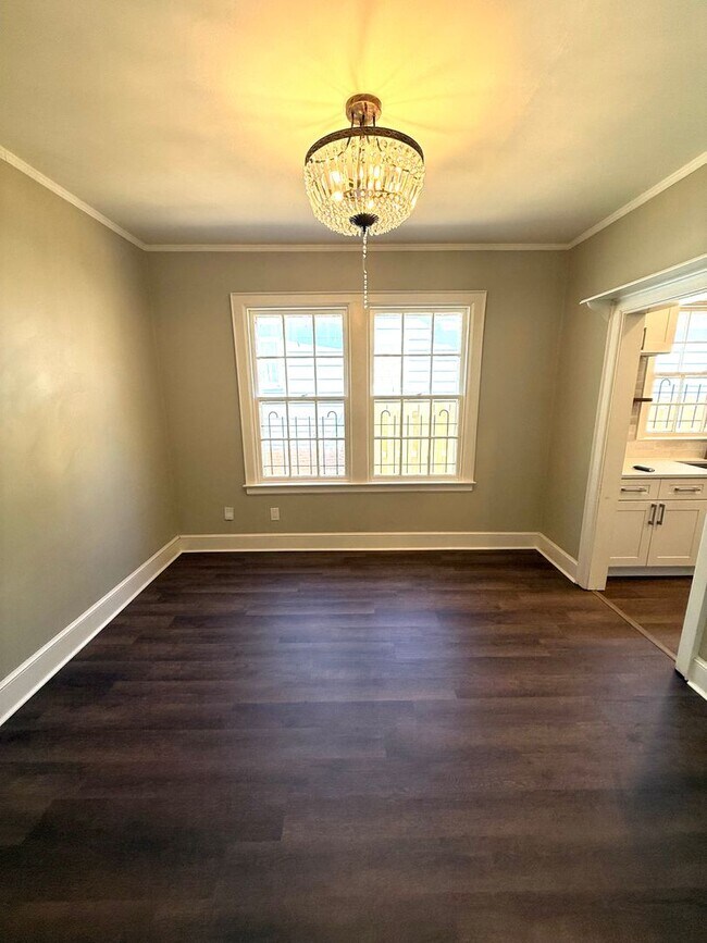 Building Photo - ** 4 Bed 3 Bath located in Old Cloverdale ** Call 334-366-9198 to schedule a self-tour