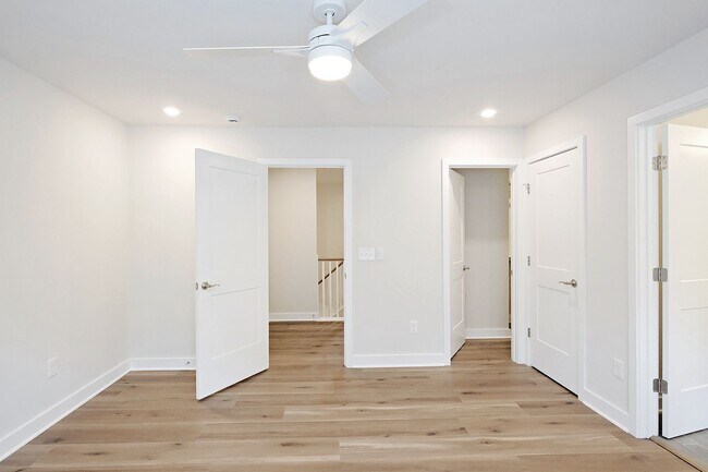Building Photo - Dog-Friendly S. Albemarle Townhome