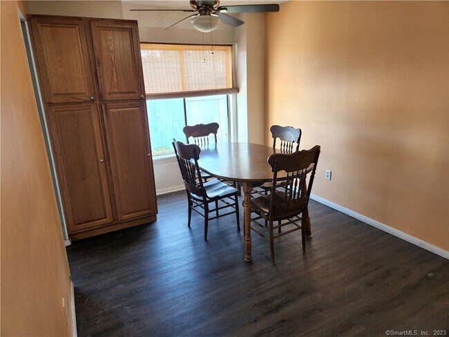 Building Photo - 27 Redwood Dr